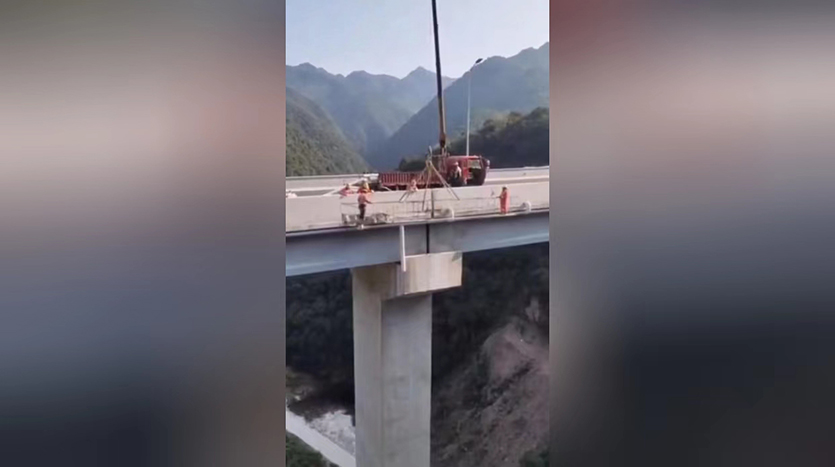 吊車(chē)安裝橋梁排水管